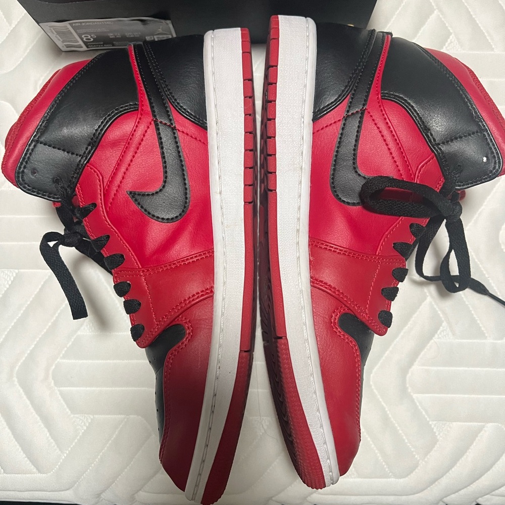 Air Jordan 1 mid size 8.5